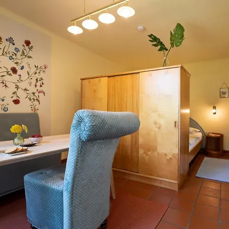 Im Garten - Haus Anna Daire Graz