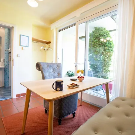 Im Garten - Haus Anna Daire Graz