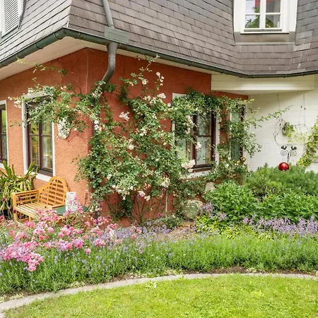 Im Garten - Haus Anna Graz