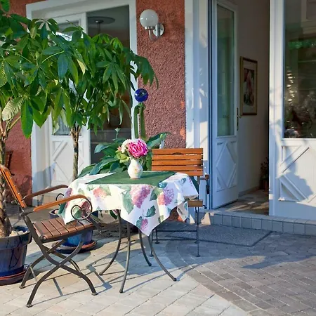 Im Garten - Haus Anna Daire